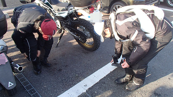 靴下にホッカイロを貼っていました